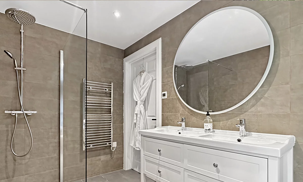 Spa Lodge Ash — Jacuzzi bath